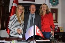 TÜRKİYE’NİN EN İYİ KUAFÖRLERİNİ EDREMİT’Lİ JÜRİ SEÇTİ Ankara’da yapılan Kuaförler Milli Takımı seçmelerinde Edremit’ten iki bayan kuaför