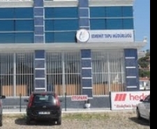EDREMİT’TE TAPU DAİRESİ’NİN TAŞINMA TEPKİSİ Balıkesir’in Edremit ilçesinde Tapu Dairesi’nin şehir dışına taşınması halkın yanı