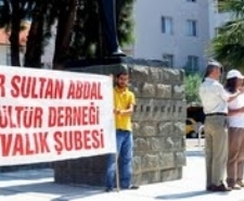 AYVALIKLI ALEVİLER ZORUNLU DİN DERSLERİNİN KALDIRILMASI TALEPLERİNİ YİNELEDİ Balıkesir’in Ayvalık ilçesinde Pir Sultan Abdal Kültür Derneği Ayvalık