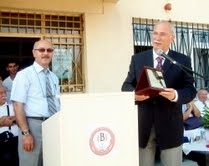 BAŞKAN AKOVA’YA EĞİTİME KATKI TEŞEKKÜRÜ Balıkesir’in Burhaniye ilçesinde, Bahçelievler İlköğretim Okulu’nun bahçesini düzenleyen ve