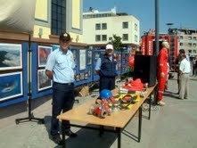 BALIKESİR’DE İTFAİYE VE ORMANCILARIN ORTAK SERGİSİ Balıkesir’de İtfaiye Haftası etkinlikleri devam ederken, itfaiyecilerin ormancılarla açtıkları ortak