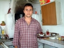 ÜNİVERSİTELİ YALÇIN’DAN ODUN ATEŞİNDE ÇAY Balıkesir’in Burhaniye ilçesine bağlı 900 nüfuslu Karadere köyündeki kahvehanelerde odun