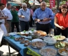 Edremit’te zeytinyağlı yemek yarışması yapıldı Edremit Belediyesi tarafından Zeytinli Mahallesi’nde düzenlenen Zeytinyağlı Yöresel yemekler Yarışması