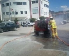 Seyir Halindeki Otomobil Yandı Edremit ilçesinde, seyir halindeyken alev alan otomobil itfaiye tarafından söndürüldü.