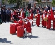 Balıkesir’in Burhaniye ilçesinde, Engelliler Haftası kutlamaları şölenedönüştü. Kaymakamlık ve belediye