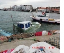 AYVALIKLI KÜÇÜK BALIKÇILAR BALIKÇI BARINAĞI İSTİYOR Balıkesir’in Ayvalık ilçesinde, önceki gece sert esen poyraz fırtınası nedeniyle