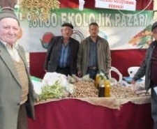 ORGANİK ÜRÜNLERİNİ SATIYORLAR Balıkesir’in Burhaniye ilçesinde, 4 yıldan bu yana başlatılan organik üretimde