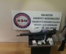 Edremit Körfezinde ve İzmir ilinde eş zamanlı operasyon düzenledi. 