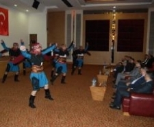 EDREMİT’TE TURİZM HAFTASI KUTLANDI Balıkesir’in Edremit İlçesinde Turizm Haftası Edremit’te Güre Mahallesi’ndeki Adirna Otel’de