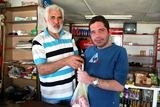 BÜYÜK MARKETE KARŞI BAKKAL SAYISI ARTIYOR Balıkesir’in Ayvalık ilçesine bağlı Altınova Mahallesinde büyük marketlere karşın bakkal