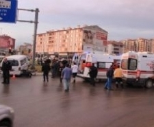 Öğrenci minibüsü kaza yaptı: 3 yaralı Edremit ilçesinde, öğrenci taşıyan minibüs ile otomobil çarpıştı. Kazada 3