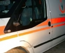 Ayvalık ilçesinde önce ambulansa ardından direğe çarpan motosikletli hayatını kaybetti.