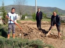 BALYA’DA YEŞİL SEFERBERLİĞİ Balıkesir’in Balya ilçesindeki Şamile Altıntaş İlköğretim Okulu’nda yeşil seferberliği başlatıldı.