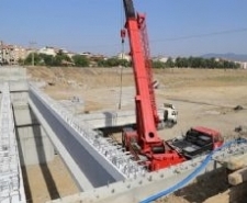 KÖPRÜ KİRİŞLERİ KONULUYOR Balıkesir’in Burhaniye İlçesi Karınca Deresi köprü yapımı ön germeli kirişlerin