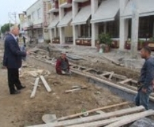 BURHANİYE DE MUAMMER AKSOY CADDESİ YENİLENİYOR Balıkesir’in Burhaniye ilçesinde, Belediye Fen İşleri Müdürlüğü tarafından Öğretmenler Mahallesindeki