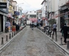 ESNAF YAĞMUR SUYUNDAN KURTULDU. Gümrük caddesinde yağmur sularından dolayı esnafa ve vatandaşlara olumsuzluklar yaşatan
