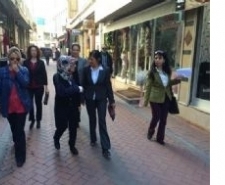 PROTOKOL EŞLERİ ŞEHİT AİLELERİNİ ZİYARET ETTİ Balıkesir Valisi Mustafa Yaman’ın eşi Gülseren Yaman, Edremit protokol eşleri