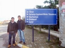  Balıkesir’in Burhaniye ilçesinde, kaldırımı kapatan tabela tepki çekti. Ören mahallesi