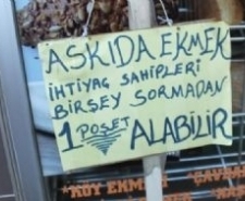 RAMAZAN’ DA EKMEK ASKISI BOŞ KALMADI Balıkesir’in Burhaniye ilçesinde, Taş Fırın Doğal Ekmek İşletmesinin başlattığı askıda