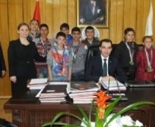 BURHANİYE’DE KAYMAKAMIN ÖZEL KONUKLARI Balıkesir’in Burhaniye ilçesinde, Antalya da katıldıkları Özel Sporcular Marmara Şampiyonasından