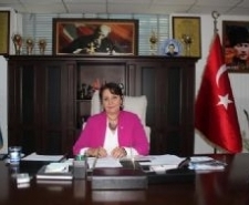 EDREMİT BELEDİYESİ’NDE ŞENGÜL SÖNMEZ BAŞKAN VEKİLİ Edremit Belediye Başkanı Kamil Saka’nın şehir dışına çıkması nedeniyle yerine