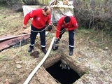 SU KUYUSUNA DÜŞEN İNEK GÜÇLÜKLE ÇIKARILDI Balıkesir’in Balya ilçesinde, 10 metre derinliğindeki su kuyusuna düşen ineği