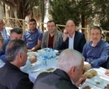 NARLI’DA GELENEKSEL HAYIR Edremit Narlı köyünde düzenlenen mahalle hayırında, birlik ve beraberliğin en