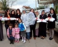 BALIKESİR’DE BOHÇA GELENEĞİ Balıkesir’de nişanlarda bohça geleneği devam ediyor. Nişan öncesi erkek