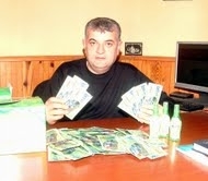 BUĞU GİDERİCİ BEZ İLGİ GÖRDÜ Balıkesir’in Burhaniye ilçesinde, Tayyar Duymaz’ın satışa sunduğu arabaların camlarında