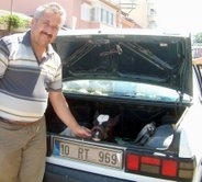 Balıkesir’in Burhaniye ilçesine bağlı Karadere köyünde hastalanan buzağı otomobilin bagajında