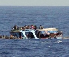 EGE’DE UMUTLAR YİNE DENİZE GÖMÜLDÜ: 2 ÖLÜ, 11 KAYIP Balıkesir’in Ayvalık İlçesi’nden Yunanistan’ın Midilli Adası’na gitmek isteyen 60 umut