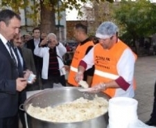 ATATÜRK VE SİLAH ARKADAŞLARININ RUHUNA MEVLİD-İ ŞERİF VE PİLAV-AYRAN HAYRI Balıkesir’in Ayvalık ilçesinde, Türkiye Cumhuriyeti’nin kurucusu ve önderi Mustafa Kemal