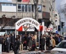 EDREMİT’TE SABAHATTİN ALİ’NİN HEYKELİ AÇILDI EDREMİT’İN ŞAİRİ SABAHATTİN ALİ ANILIYOR