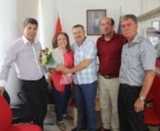 BURHANİYE DE BAYAN GENEL BAŞKANA SÜRPRİZ DOĞUM GÜNÜ Balıkesir’in Burhaniye ilçesindeki sendikacılar, Tüm Bel-Sen Genel Başkanı Vicdan Baykara’ya