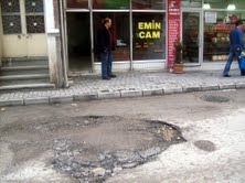 CAMCININ CAMI HER GÜN KIRILIYOR Balıkesir’in Edremit ilçesinde bir camcı, yolun gelişigüzel yapılmasından dolayı camının