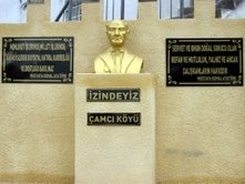 Balıkesir’in Edremit ilçesi Çamcı köyünde yaptırılan Atatürk büstü göz kamaştırdı.