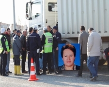  Balıkesir’in Edremit ilçesinde karşıdan karşıya geçmeye çalışan bir kadın, kamyonun