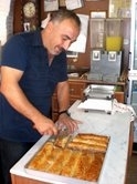  Balıkesir’in Ayvalık ilçesinde Ramazan Bayramı, börekçilerin yüzünü güldürdü. Özellikle Ramazan