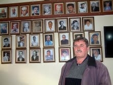 ÖLEN VATANDAŞLARIN FOTOĞRAFLARINI İŞYERİNİN DUVARINA ASTI Balıkesir’in Burhaniye ilçesinde, kahvehane işletmecisi İsa Onur, mahallede ölen komşularının