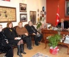 KONSEYİ KADIN MECLİSİ BAŞKAN AKOVA’YI ZİYARET ETTİ Balıkesir’in Burhaniye Kent Konseyi Kadın Meclisi yeni yönetimi, Belediye Başkanı