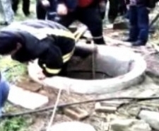 KUYUYA DÜŞEN KADINI İTFAİYE KURTARDI Balıkesir’in Havran ilçesinde evinin bahçesinde mandalin toplarken dengesini kabederek 25