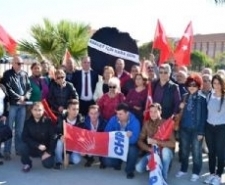 Balıkesir’in Ayvalık ilçesinde, CHP İlçe Başkanlığı öncülüğünde adliye sarayına siyah