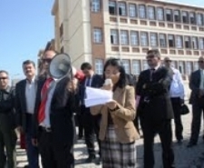 AYVALIKTA ÖĞRETMENE SALDIRI İDDİASI EĞİTİM CAMİASINI AYAĞA KALDIRDI” Balıkesir’in Ayvalık ilçesinde, Mehmet Akif Ersoy İlköğretim Okulunda Görsel Sanatlar