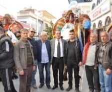 AYVALIK’TA DEVELER HAVUT GİYDİ Ayvalık Deve ve Deve Güreşi Sevenler Derneği’nin öncülüğünde, Talatpaşa’da gerçekleşen