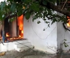 Balıkesir’in Edremit ilçesinde, evlerinin yanışını göz yaşları içinde seyreden anne