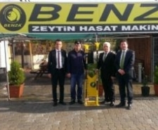 BURHANİYE DE ZEYTİNCİLERE MAKİNE DESTEĞİ Balıkesir’in Burhaniye İlçesinde, zeytin üreticileri makineli hasada özendirilirken, Denizbank da