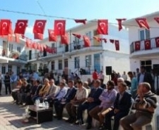 21 AİLEYE EDREMİT BELEDİYESİ’NDEN YARDIM ELİ Edremit Belediyesi Altınoluk Mahallesi’nde yaşamlarını çadırda sürdürmek zorunda kalan vatandaşlara