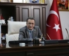BAŞKAN KAMİL SAKA İSTİKLAL MARŞI’NIN KABULÜNÜ KUTLADI Edremit Belediye Başkanı Kamil Saka İstiklal Marşı’nın kabulünün 95. yıldönümü