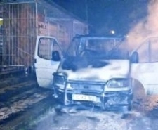 Balıkesir’in Edremit İlçesi Akçay Mahallesinde park halindeki bir kamyönet gecenin