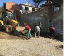 MEHMETALAN MAHALLESİ’NDE YOLLAR YENİLENİYOR Edremit Belediyesi yaz sezonu gelmeden çalışmalarını aralıksız sürdürüyor. Kentin farklı